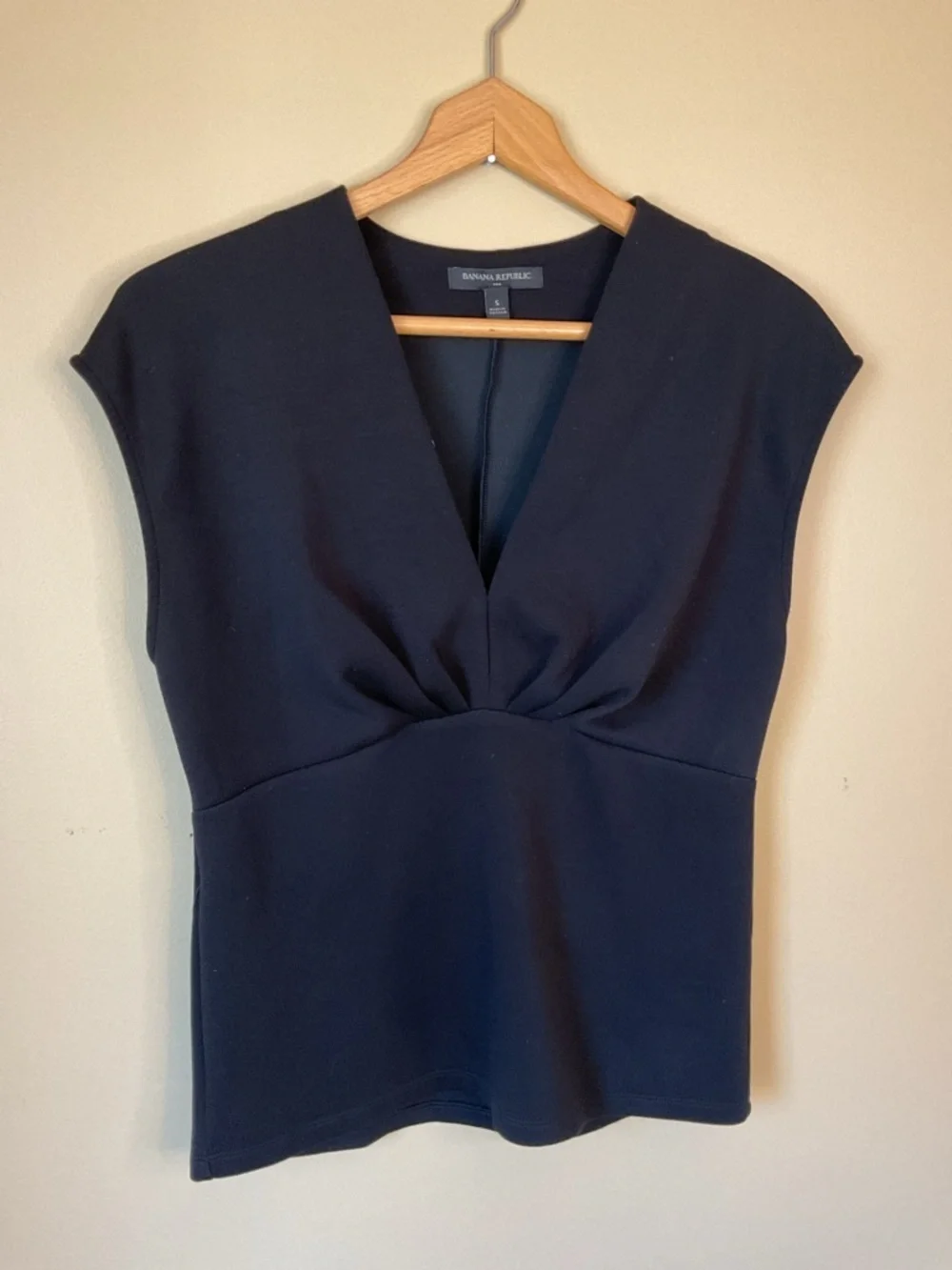 Banana Republic Women's Deep Black V Neck Sleeveless Top Size S